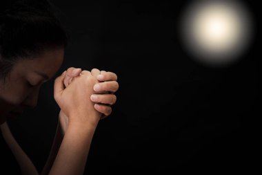 Tanrı 'ya dua eden ve ibadet eden kadınlar dini inançlarda el ele tutuşup Hıristiyanlara ibadet ediyorlar. Kilisede ya da genel mekanlarda klasik renk tonlarında ya da uzay kopyaları yapıyorlar..