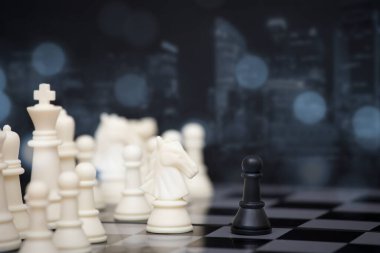 İş stratejisi, satranç tahtası oyunu ile rekabetçi fikirler konsepti. İş rekabeti, kavga ve sorunlarla mücadele, çevre sorunları tehditleri. Oyun konsepti altında sergilenmiştir.