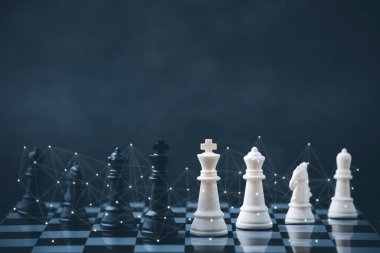 İş stratejisi, satranç tahtası oyunu ile rekabetçi fikirler konsepti. İş rekabeti, kavga ve sorunlarla mücadele, çevre sorunları tehditleri. Oyun konsepti altında sergilenmiştir.