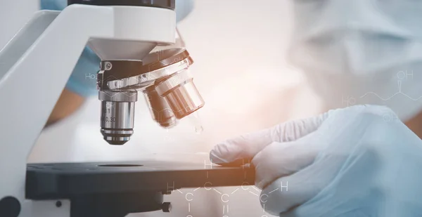 Biochemical Research Scientist Working Microscope Coronavirus Laboratory Glassware Containing Chemical — Stock Photo, Image