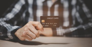 Kredi kartı tutan ve dizüstü bilgisayar kullanan bir iş adamı. Çevrimiçi alışveriş kavramı, bankacılık ve çevrimiçi alışveriş. Kapatın..