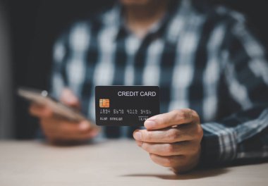 Kredi kartı tutan ve dizüstü bilgisayar kullanan bir iş adamı. Çevrimiçi alışveriş kavramı, bankacılık ve çevrimiçi alışveriş. Kapatın..