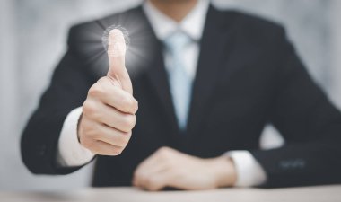 İşadamı, ofis, iş ve eğitim, 2021 'deki yeni pazar kavramında dizüstü bilgisayarda başarılar gösteriyor ve çalışıyor.