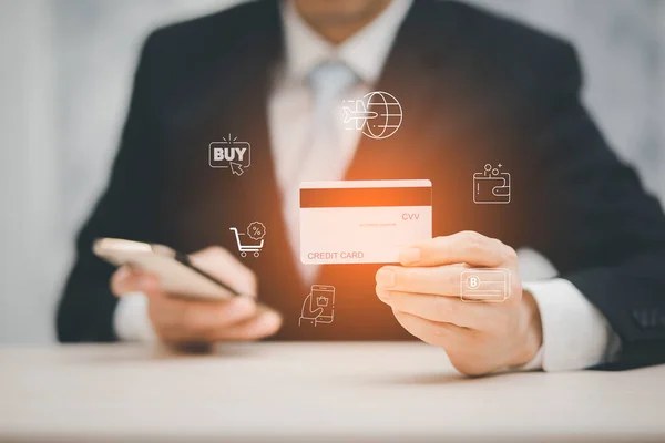 クレジットカード オンライン決済 オンラインショッピング 電子商取引 インターネットバンキング お金の概念を過ごすとラップトップコンピュータ上のインターネット上でクレジットカードと市場グラフを保持ビジネスマン — ストック写真