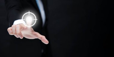 Bir medya ekranının grafik ekran simgesinde el teması, bir şeylerin interneti. yeni teknoloji büyük veri ve iş süreci stratejisi, otomatik işletim, müşteri hizmetleri yönetimi, çevrimiçi pazar konsepti