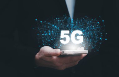 Akıllı telefon teknolojisi üzerine baskı yapmak Avrupa 'da mobil telekomünikasyon ağının 5G' si akıllı telefonlardan internete yüksek hızlı kablosuz veri bağlantısı, konsept teknolojisi 5G ağı 