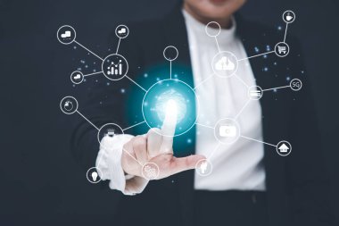 İş adamı Asyalı kadın grafik ve grafik ikonlarıyla Büyük veri analizi ve iş zekasına dokunuyor, takım başarısı, HR İnsani, iş başarısı ve takım çalışması kavramı.