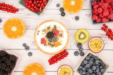 Kahvaltıda tereyağlı ekmek ve mısır gevreğiyle fincanda süt, çilek, yabanmersini, ahududu, kivi ve taze portakal ile servis edilir..