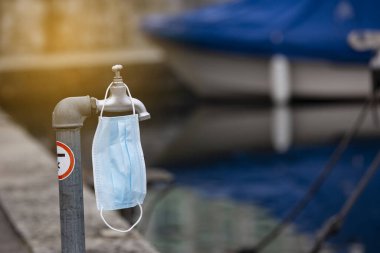 Doktorlar için Coronavirus 'u takan tıbbi maskeler kullanılıyor. Kullanılmış yüz maskesi, gözden çıkarılmış maske Corona virüsü, covid-19..