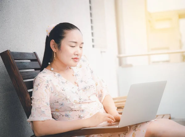 Bilgisayarı Kullanan Asyalı Bir Kadın Müşteriyle Internet Üzerinden Iletişim Kuruyor — Stok fotoğraf