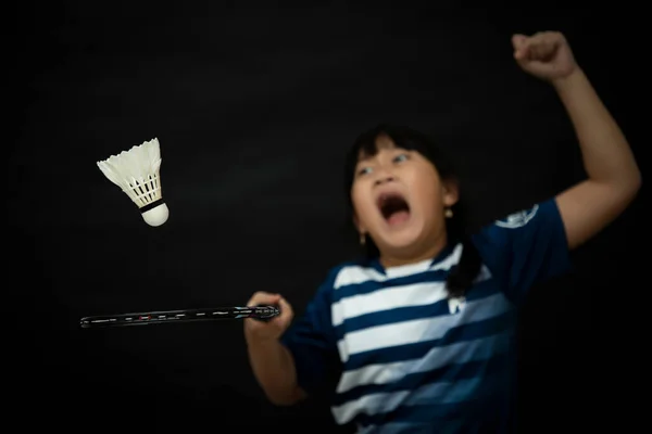 Aziatisch Kind Spelen Badminton Studio Badminton Racket Een Zwarte Achtergrond — Stockfoto