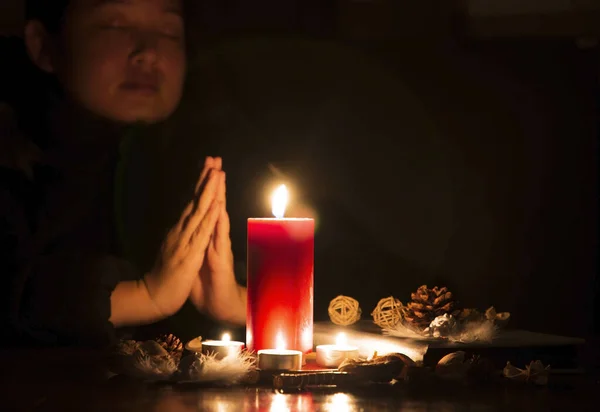 Mujer Orando Adorando Dios Usando Las Manos Para Orar Creencias —  Fotos de Stock