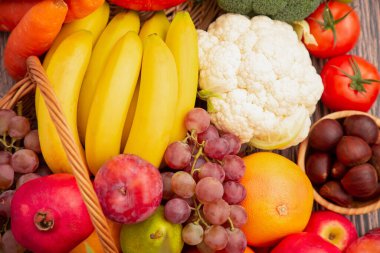 Sebzeler, meyveler, elmalar, üzümler, portakallar, muz ve havuç, domates, guava, kırmızı biber, patlıcan ve salata..