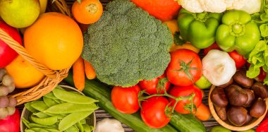 Sebzeler, meyveler, elmalar, üzümler, portakallar, muz ve havuç, domates, guava, kırmızı biber, patlıcan ve salata..