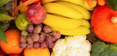 Sebzeler, meyveler, elmalar, üzümler, portakallar, muz ve havuç, domates, guava, kırmızı biber, patlıcan ve salata..