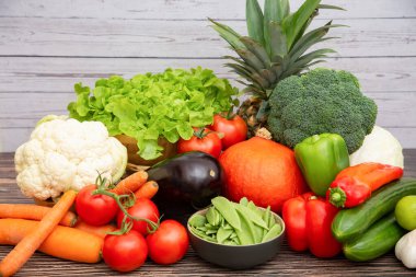 Sebzeler, meyveler, elmalar, üzümler, portakallar, muz ve havuç, domates, guava, kırmızı biber, patlıcan ve salata..