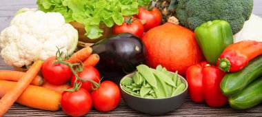 Sebzeler, meyveler, elmalar, üzümler, portakallar, muz ve havuç, domates, guava, kırmızı biber, patlıcan ve salata..