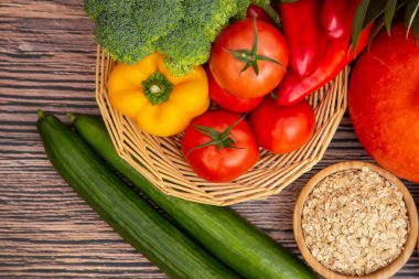 Sebzeler, elmalar, üzümler, portakallar ve muz ahşap sepette havuç, domates, guava, biber, patlıcan ve salata. Sağlıklı gıda kavramı.