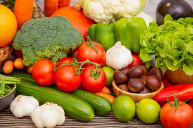 Sebzeler, elmalar, üzümler, portakallar ve muz ahşap sepette havuç, domates, guava, biber, patlıcan ve salata. Sağlıklı gıda kavramı.