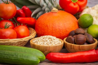 Sebzeler, elmalar, üzümler, portakallar ve muz ahşap sepette havuç, domates, guava, biber, patlıcan ve salata. Sağlıklı gıda kavramı.