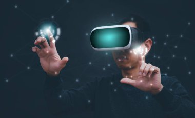 Sanal gerçeklik gözlüğü takan işadamı VR ve grafik ekranında karanlık arkaplan, Teknoloji Süreç Sistemi İş dünyası, başarı ve takım çalışması kavramı üzerine bir medya ekranının dokunuşunu inceliyor