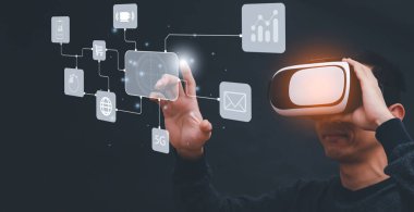 Sanal gerçeklik gözlüğü takan işadamı VR ve grafik ekranında karanlık arkaplan, Teknoloji Süreç Sistemi İş dünyası, başarı ve takım çalışması kavramı üzerine bir medya ekranının dokunuşunu inceliyor