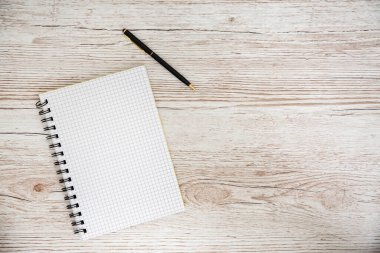 Beyaz not defteri, aksesuarlar ve ofis malzemeleri Sabit Nesneler, Üst Görünüm, Seyahat kavramı ile ahşap masa üzerinde. Metin veya tasarım için kopyalama alanı