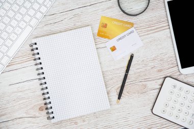 Boş Ekranlı Beyaz Tablet, dizüstü bilgisayar ve aksesuarlar ve ofis malzemeleri Tahta Masada Sabit Nesneler, Üst Görünüm, Seyahat Konsepti. Metin veya tasarım için kopyalama alanı