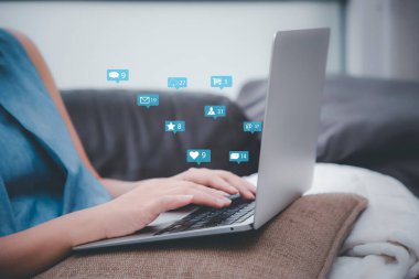 Kadın eli cep telefonu ve dizüstü bilgisayarı ikon sosyal medya ve pazarlama, kişinin el ele tutuşması cihazı, İnternet dijital pazarlaması, teknoloji İnternet ve ağ kavramı kullanıyor