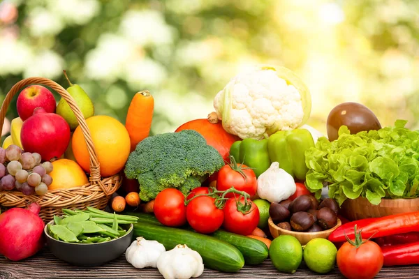 Grupo Legumes Frutas Maçãs Uvas Laranjas Bananas Cesto Madeira Com — Fotografia de Stock