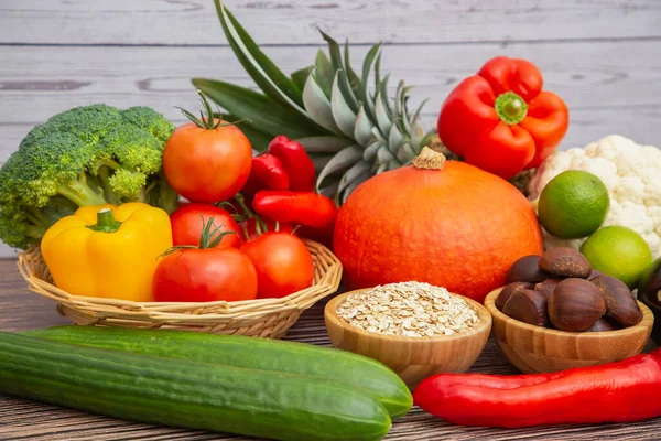 Grupo Legumes Frutas Maçãs Uvas Laranjas Bananas Cesto Madeira Com — Fotografia de Stock