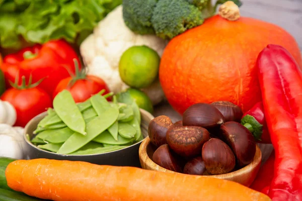 Agrupe Verduras Frutas Manzanas Uvas Naranjas Plátanos Canasta Madera Con —  Fotos de Stock