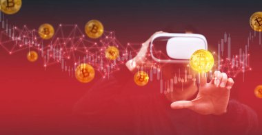 İşadamı, mavi arka plandaki bir iş ağının parçası olarak bir bitcoin 'e dokunuyor. Bitcoin kripto para birimi fikirleri kavramı ve sanal finansal şema, yeni sanal para biriminin dijital sembolü