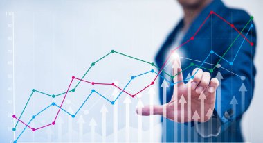 Analizler ve finans, yeni planlama konseptinde değişiklikler, İşadamı iş piyasası çizelgesinde dokunuş çizgisi ve grafikteki oklar, dünyada meydana gelecek ekonomik durgunluğu gösteriyor