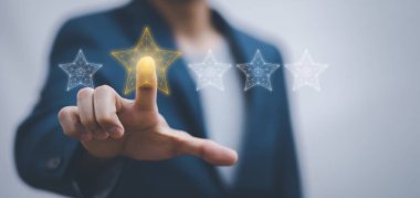 Derecelendirme kavramı. Beş yıldızlı teknolojiye dokunan iş adamı mavi arkaplan, memnuniyet kavramı, kalitesi ve hizmetlerin performansı hakkında mükemmel bir not veriyor. Web pankartı için alan kopyala.