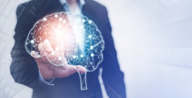 İşadamı bir medya ekranının grafik ekran ikonu, Teknoloji Süreç Sistemi, Kavramsal Fütüristik tıp, insan vücudu ve gelecek beyin üzerindeki beyin ikonuna ve çizgi kontrolüne dokundu. Çevrimiçi danışma.