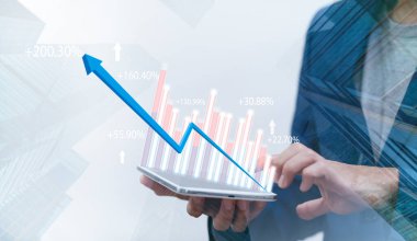 Tablet tablet analitik ve finans çizelgesi tutan işadamı, yeni planlama, iş büyümesi, fikirler ve perspektiflerde değişiklikler, hisse senedi yatırımları ve yeni yılda işten elde edilen kazanç