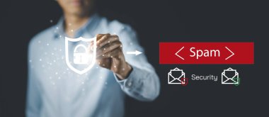 Dizüstü bilgisayarlı e-posta konsepti ve virüs bilgisayar izleme internet güvenliği konsepti, İş adamı anahtar güvenlik simgesi e- postasına dokundu, çöp kutusu ve e-pazarlama ekranda, Spam E- posta uyarısı uyarısı