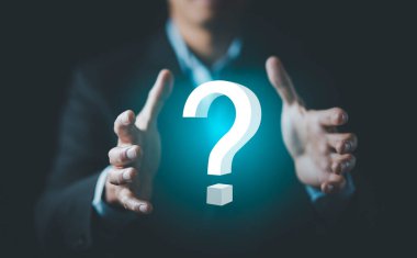 Online soru sor, İş adamı el ele tutuş arayüzü soru işaretleri işareti, soru işaretleri siyah arkaplan üzerine çizilmiş. Bir cevap arama kavramı, belirsizlik ve problem çözme.