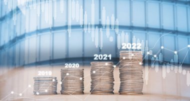 Finans ve bankacılık ve para harcama planlama ve yatırım bütçesi, iş tasarrufu konsepti, kopyalama alanı, yeni yıl 2021-2022 kavramı için beyaz arka planda iki kez madeni paralara maruz kalma