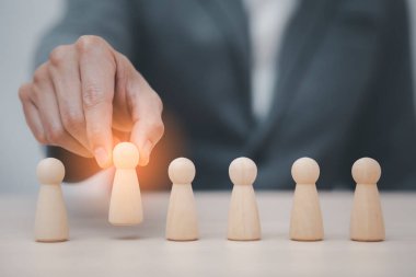 İnsan, lider ve CEO konseptini arayan ahşap insan kaynakları memuruna dokunur Lider rahat bölgesini terk eder ve kalabalıktan uzaklaşır. Kişisel gelişim, motivasyon ve meydan okuma. 