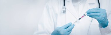 Steteskop taşıyan doktor veya bilim adamı COVID-19 aşısı, kızamık, koronavirüs aşısı salgın aşısı, aşı aşısı, virüs covid-19 korona virüsüne karşı mücadele kavramı