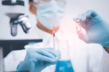 Steteskop taşıyan doktor veya bilim adamı COVID-19 aşısı, kızamık, koronavirüs aşısı salgın aşısı, aşı aşısı, virüs covid-19 korona virüsüne karşı mücadele kavramı