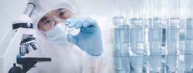 Stetoskop ile yüz maskesi takan doktor ya da bilim adamının üzerinde COVID-19 aşısı, sağlık sigortası ve sağlık konsepti, aşı kavramı, Covid-19 Corona virüsüne karşı mücadele