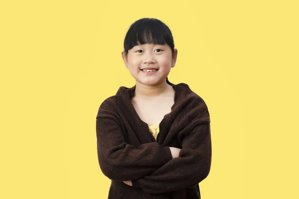 快乐的亚洲小女孩微笑着 在白色的背景中孤独地享受着快乐 复制空间 — 图库照片