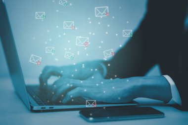 Dizüstü bilgisayarlı e-posta konsepti ve virüs bilgisayarı internet güvenlik konsepti, iş adamı dizüstü bilgisayarla elektronik posta okuyor. Ekranda konserve jambon, çöp kutusu ve e-pazarlama, Çöp Posta Uyarısı.