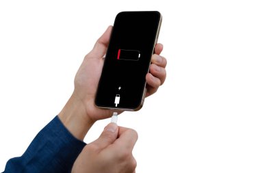 Akıllı telefonun yakın plan görüntüsü düşük batarya, Beyaz USB Kablo Cep Telefonu ile Bağlı beyaz arkaplan