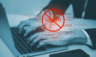 Dizüstü bilgisayarlı e-posta konsepti ve virüs bilgisayarı internet güvenlik konsepti, iş adamı dizüstü bilgisayarla elektronik posta okuyor. Çöp Posta, çöp kutusu ve e-pazarlama ekranda, Çöp Posta Uyarısı.