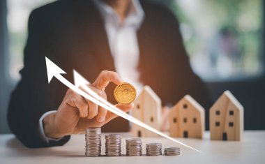 İş adamı arka planda bir iş ağının parçası olarak Bitcoin 'i tutuyor. Bitcoin kripto para birimi fikirleri kavramı ve sanal finansal şema, yeni sanal para biriminin dijital sembolü