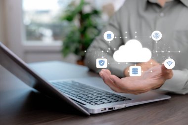 Bulut depolama ve bağlı veritabanı ikonları ile güvenli bulut veri yönetimi kavramı. Çevrimiçi güvenlik, bilgi depolama ve iş bulut teknolojisi.